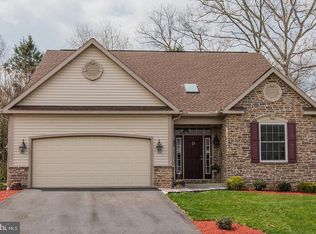 25 Chamberlain Ln, Millersville, PA 17551