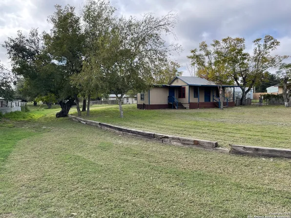 926 SANCHES AVE, Pleasanton, TX 78064