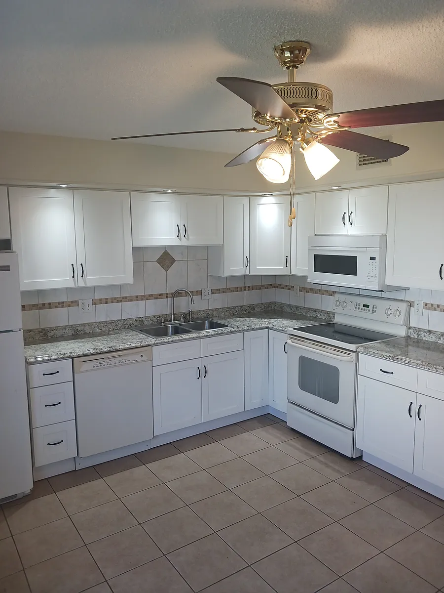 Building Photo - 2093 Oak Meadow Cir