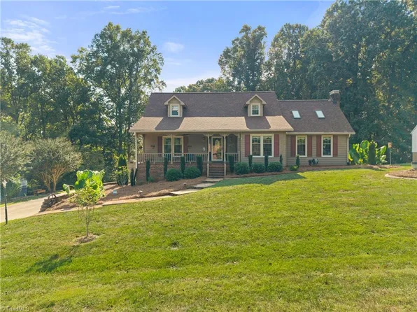 8029 Riverview Dr, Clemmons, NC 27012