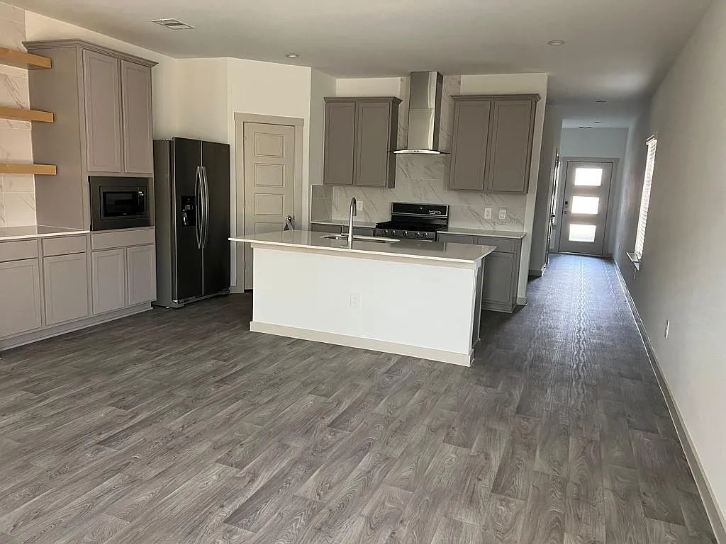 4 bed, 2.5 bath, 2393 sqft, $2,700 — Photo 4