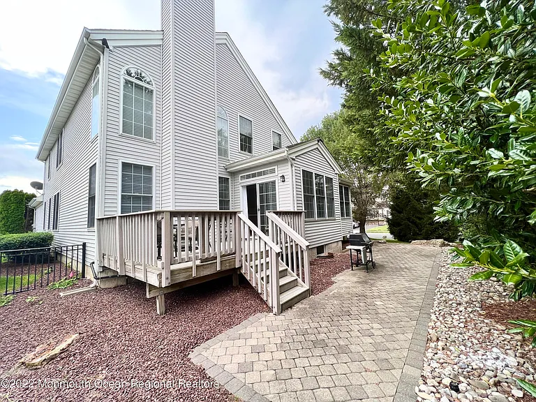 1 Hendrickson Ct — Photo 2