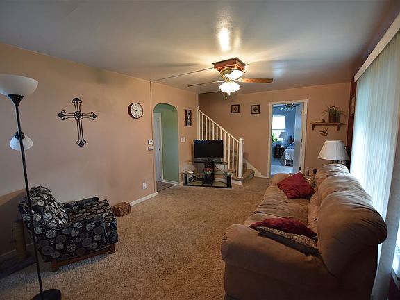 3rd image of 908 E Douglas St