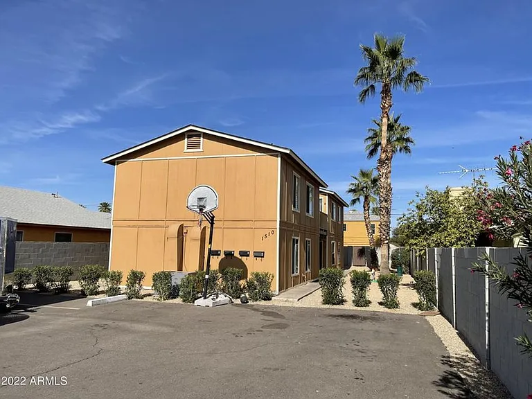 1510 E Pierce St — Photo 1