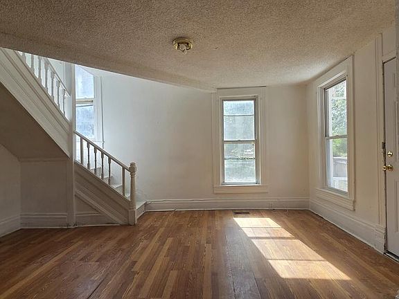 3rd image of 906 W 1st St