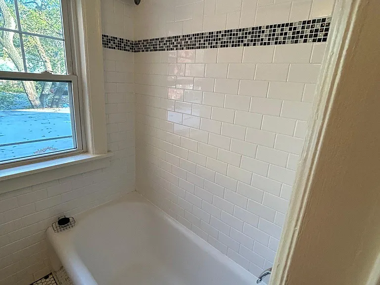 137 E Chestnut St #8 — Photo 2