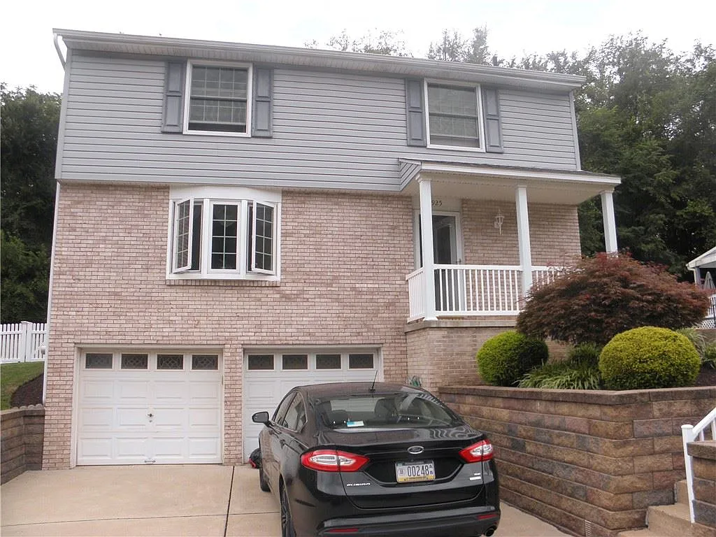 1925 Strawbridge Dr photo 1