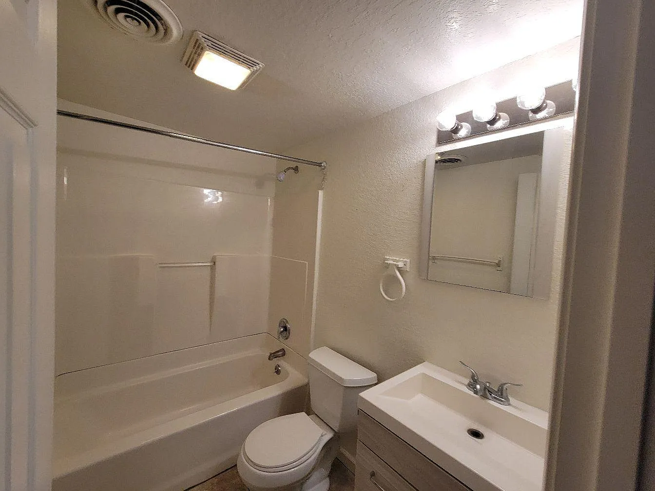 3 bed, $1,200 — Photo 4