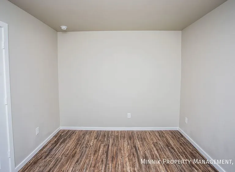 2027 Kenwood Ave — Photo 29