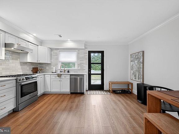 3rd image of 10 E Sutton Ave