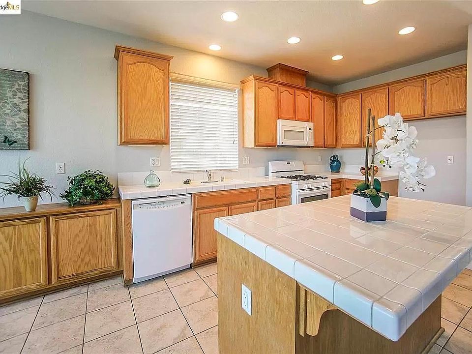 2nd image of 10 Leila Ct