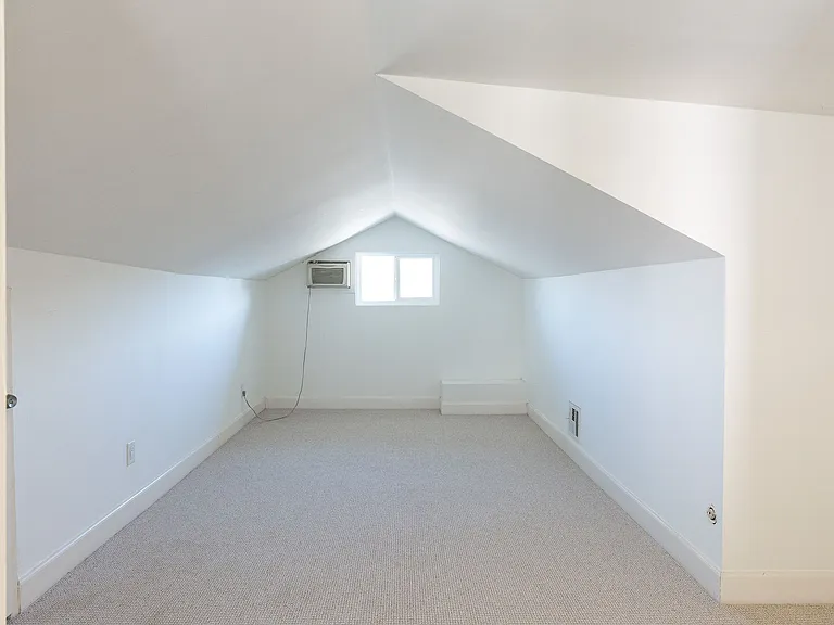339 Isabel St — Photo 33