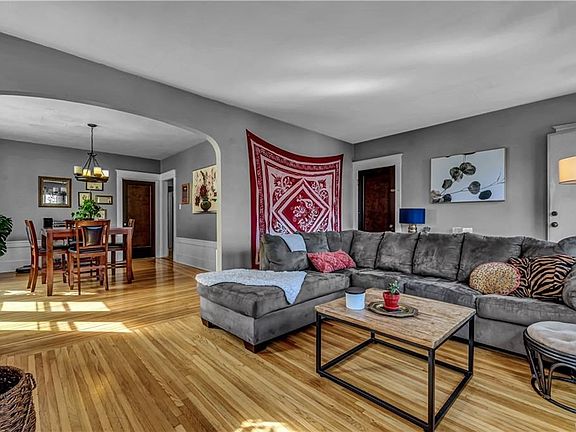 3rd image of 318 Commonwealth Ave