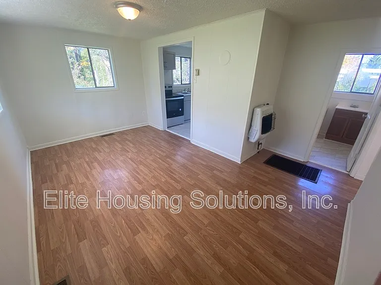 860 Church St — Photo 4