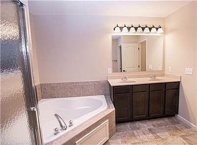 5th image of 620 Herrogate Sq #276