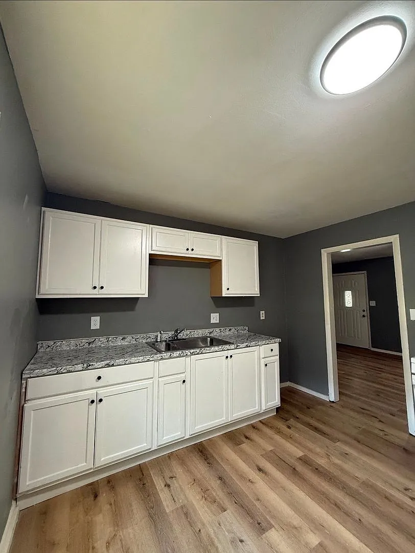 This is a 4 bedroom 1 Full bathroom house which has a spacious living room, dining room and full ... — Photo 3
