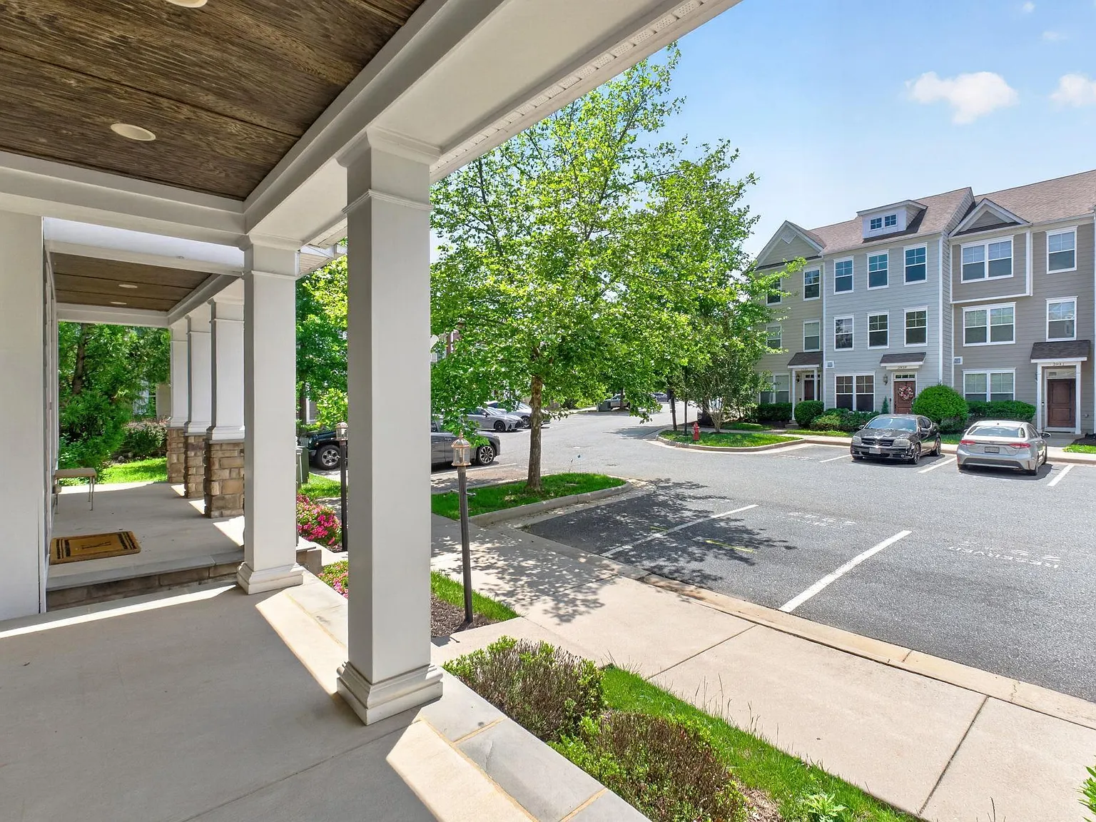 3 bed, 3.5 bath, 2361 sqft, $2,700 — Photo 3
