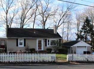 10 Woods Edge Rd, Stanhope, NJ 07874