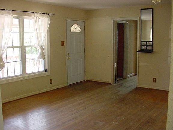3rd image of 1045 Ponder St
