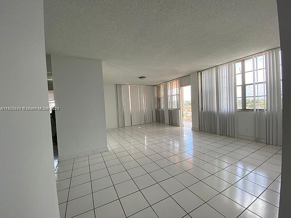 4th image of 2025 NE 164th St APT 516
