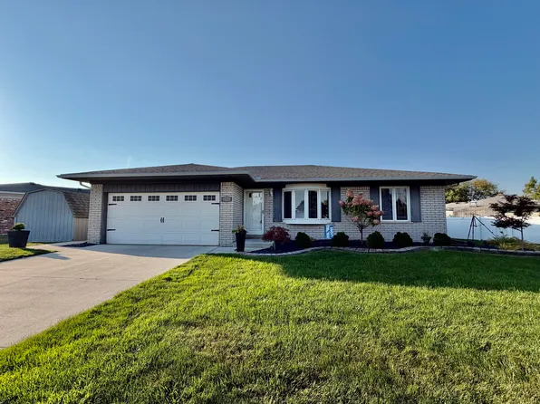 22310 S Fairway Dr, Woodhaven, MI 48183