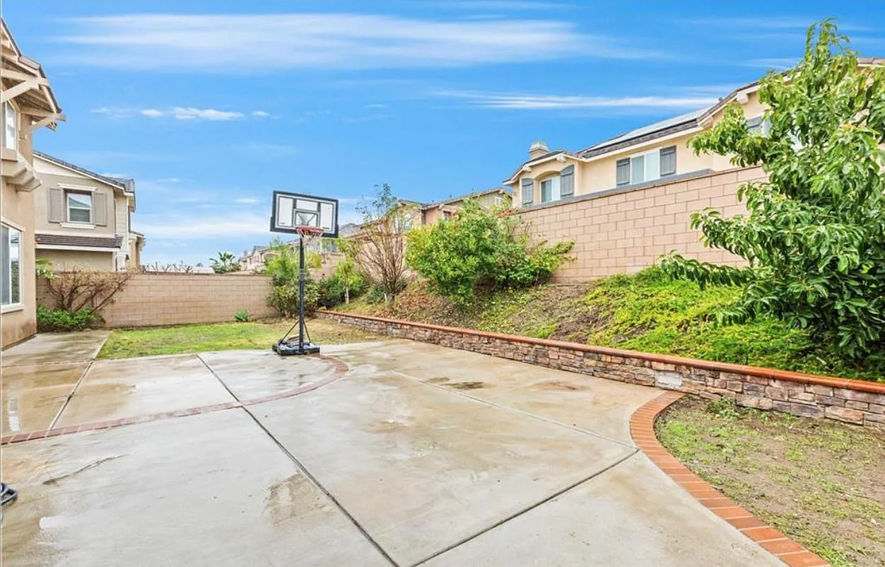5 bed, 3286 sqft, $4,200 — Photo 3