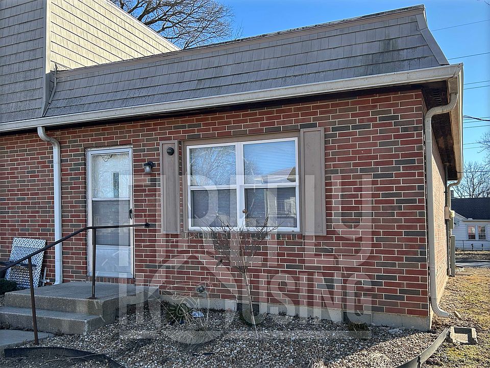 One of 4 apartments, Unit A is 1 Bedroom, Kiichen and Living Room_all on one level, front and rear 
Entries, two Parking Spaces per apartment in parking lot. in front of apartment.