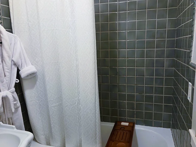 219 Redondo Ave #C — Photo 16