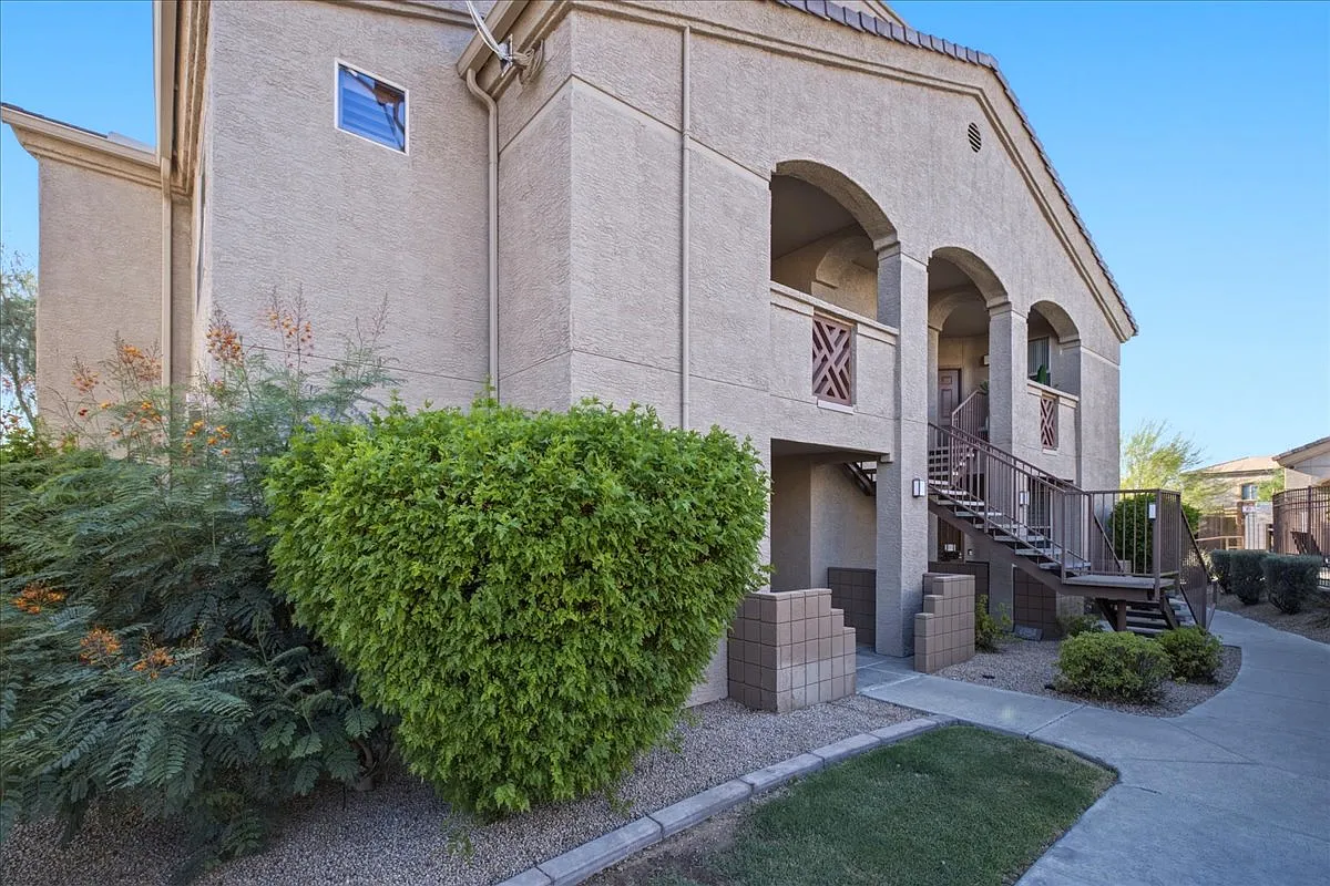 2 bed, 1056 sqft, $1,900 — Photo 2