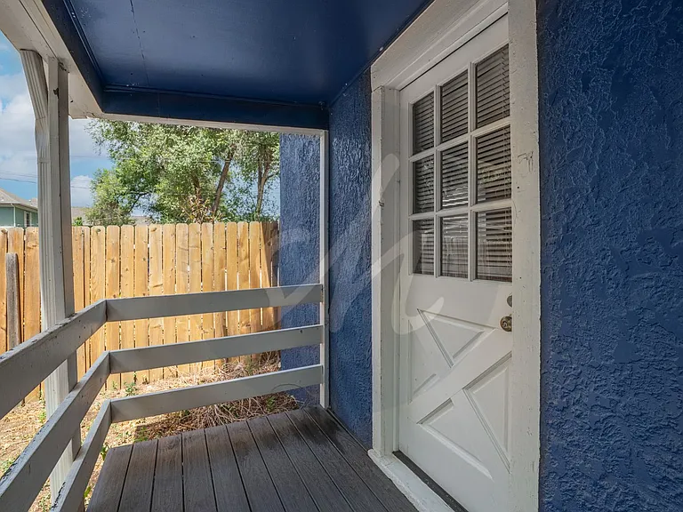 1505 N Corona St — Photo 2