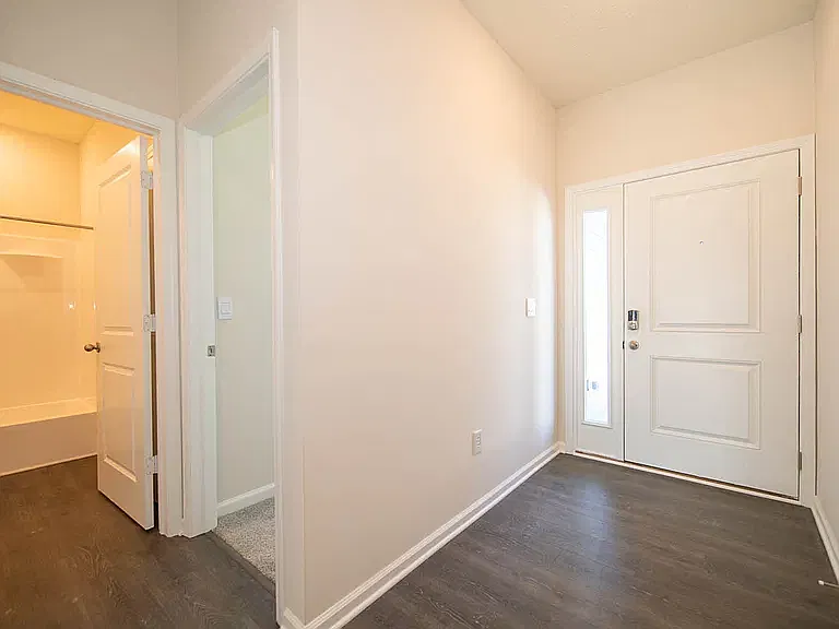 6 bed, 2729 sqft, $2,600 — Photo 2
