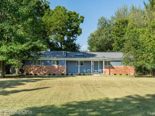 751 Troywood Dr, Troy, MI 48083