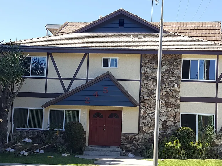 245 W Stocker St — Photo 10