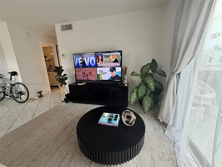 821 Euclid Ave #304 — Photo 4
