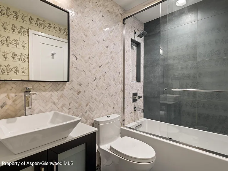 105 E Bleeker St — Photo 23