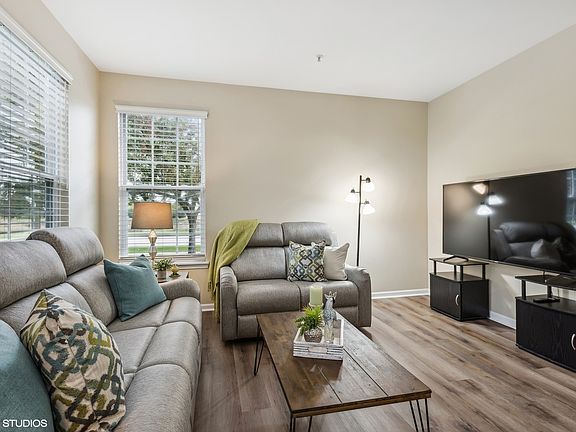 5th image of 704 Stuarts Dr #704