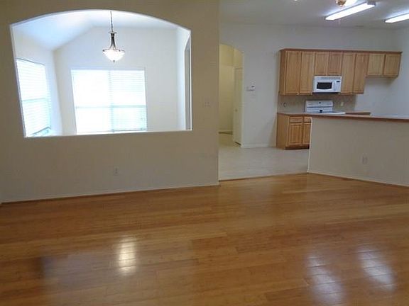 5th image of 613 W Creek Dr