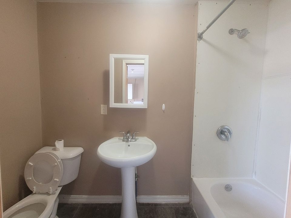 2nd image of 921 W 4th St #11318560