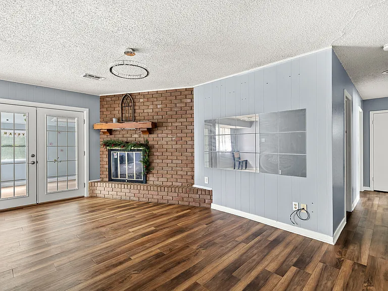 701 Topeka Dr — Photo 5