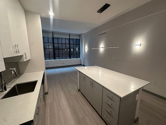 3rd image of 126 E 6th St #902