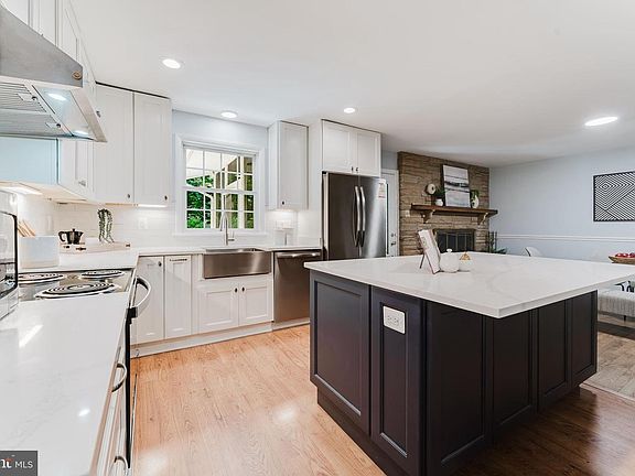 3rd image of 4704 Sandra Ln