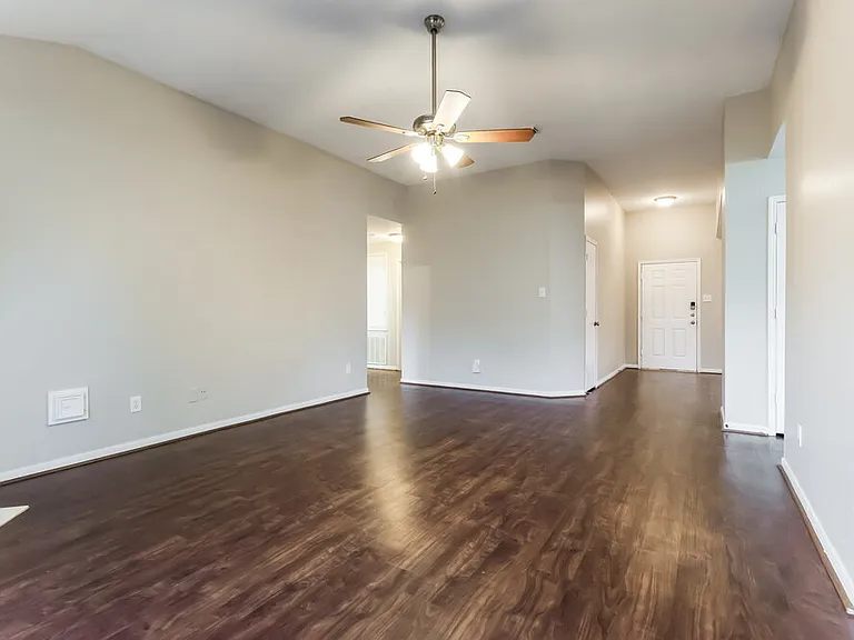 28906 Loddington St — Photo 3