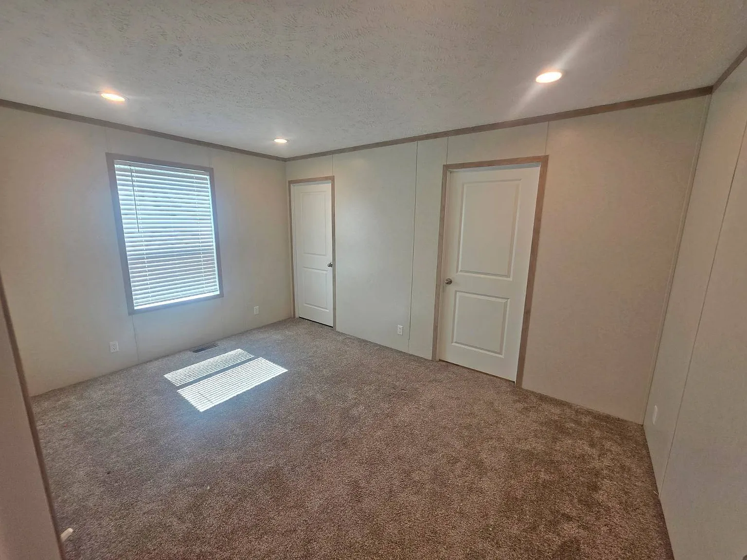 3 bed, 2.0 bath, 990 sqft, $1,250 — Photo 3