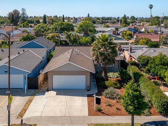 3rd image of 1211 Carnelian Dr