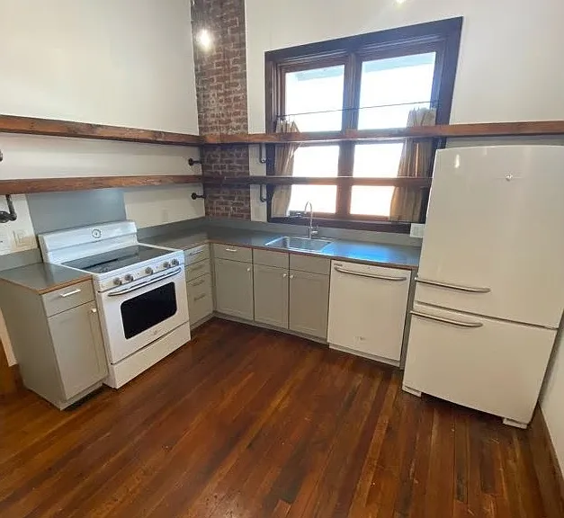 110 W Market St — Photo 4
