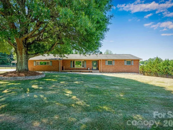 226 28th Avenue Pl NE, Hickory, NC 28601