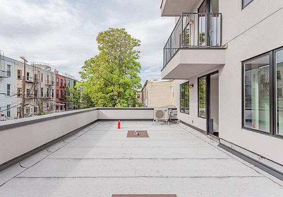 4th image of 891 Willoughby Ave #2T