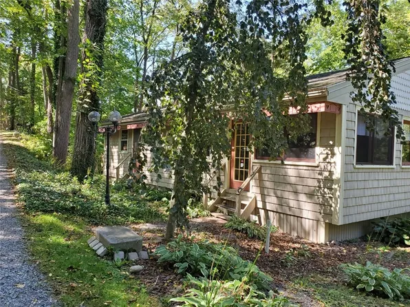 8522 Red Jacket Ln, Honeoye, NY 14471