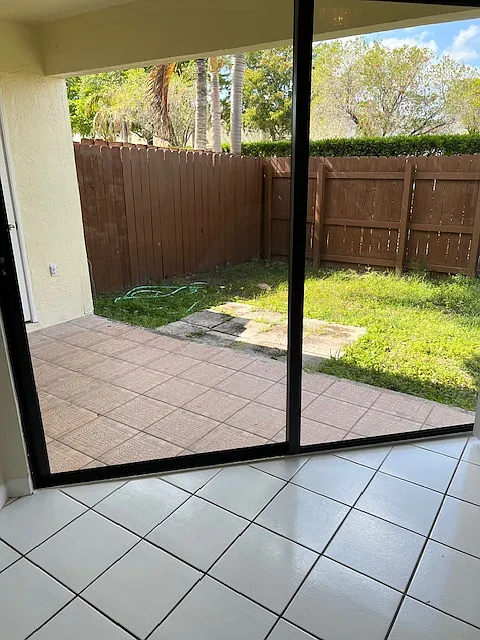 3 bed, 2.5 bath, 1423 sqft, $2,600 — Photo 4