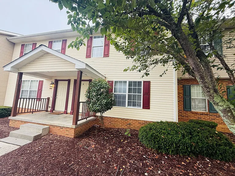 882 Patrick Henry Dr — Photo 1